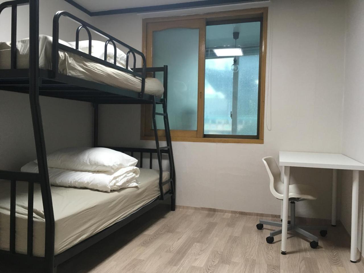 Busan Backpackers Room photo